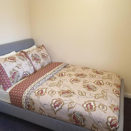 London Luxury 6 Bedroom Family House Sleeps 12 People Parking For 4 Cars Close To Tube. Chigwell Exterior photo