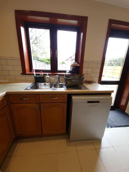 London Luxury 6 Bedroom Family House Sleeps 12 People Parking For 4 Cars Close To Tube. Chigwell Exterior photo