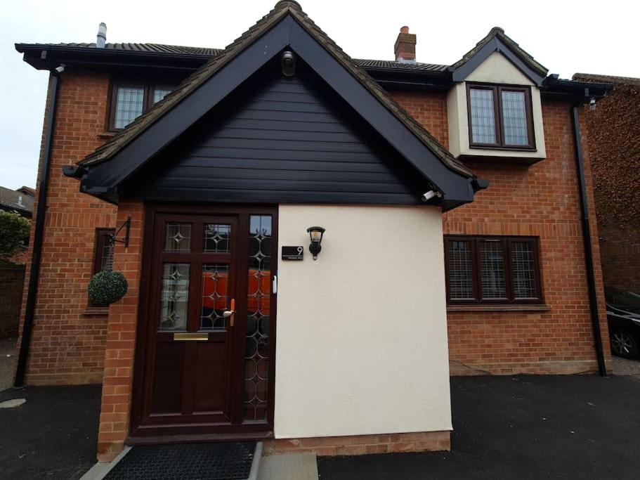 London Luxury 6 Bedroom Family House Sleeps 12 People Parking For 4 Cars Close To Tube. Chigwell Exterior photo