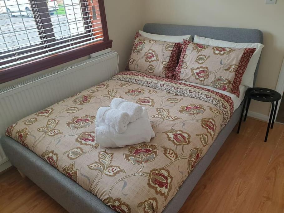 London Luxury 6 Bedroom Family House Sleeps 12 People Parking For 4 Cars Close To Tube. Chigwell Exterior photo