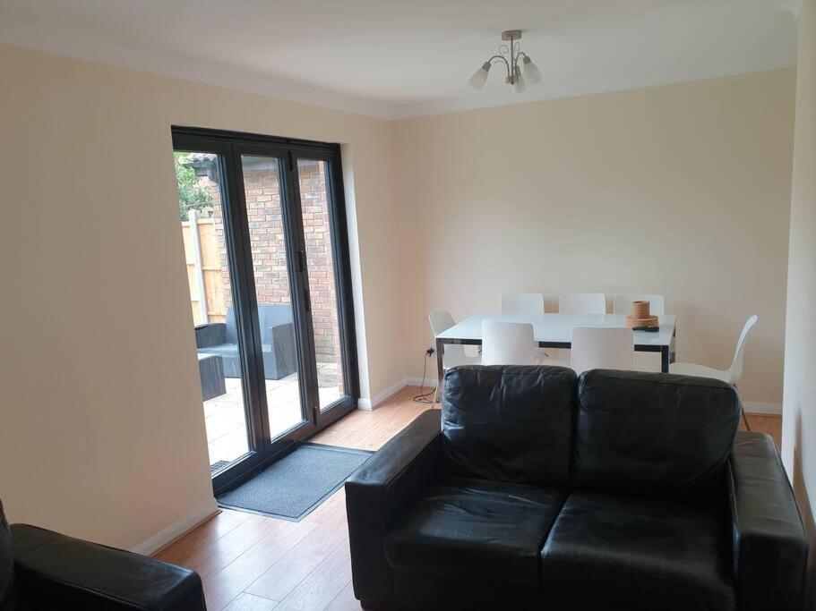 London Luxury 6 Bedroom Family House Sleeps 12 People Parking For 4 Cars Close To Tube. Chigwell Exterior photo
