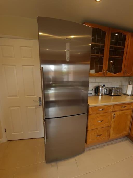 London Luxury 6 Bedroom Family House Sleeps 12 People Parking For 4 Cars Close To Tube. Chigwell Exterior photo