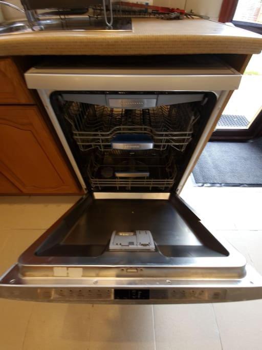 London Luxury 6 Bedroom Family House Sleeps 12 People Parking For 4 Cars Close To Tube. Chigwell Exterior photo