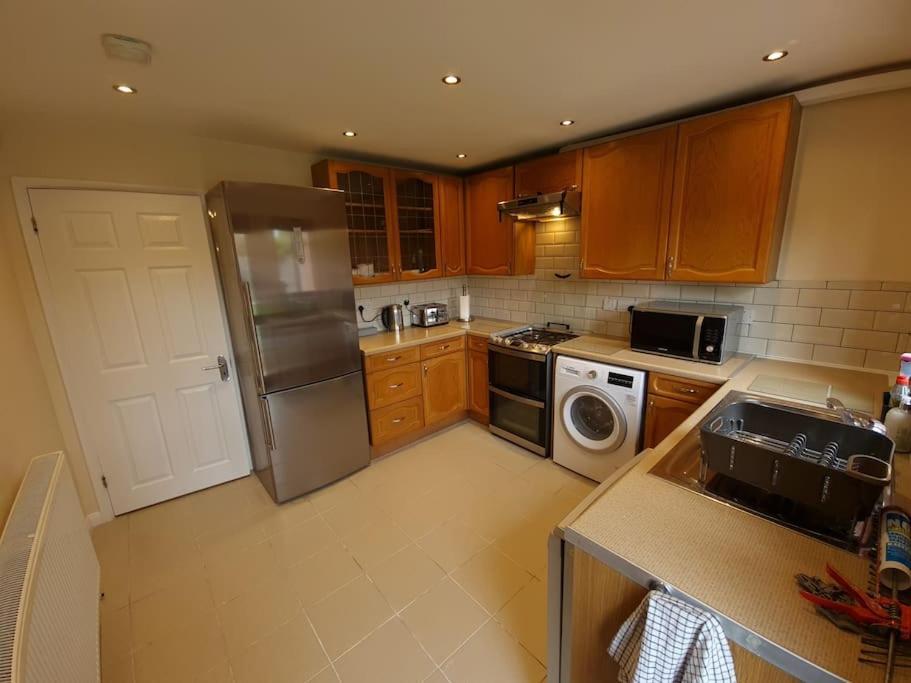 London Luxury 6 Bedroom Family House Sleeps 12 People Parking For 4 Cars Close To Tube. Chigwell Exterior photo