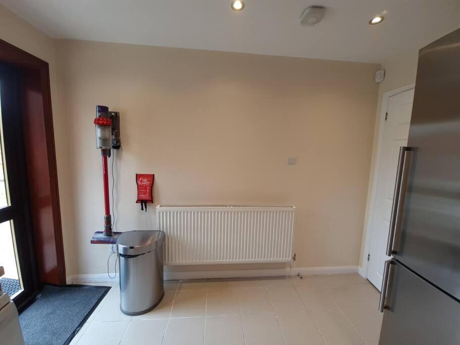 London Luxury 6 Bedroom Family House Sleeps 12 People Parking For 4 Cars Close To Tube. Chigwell Exterior photo