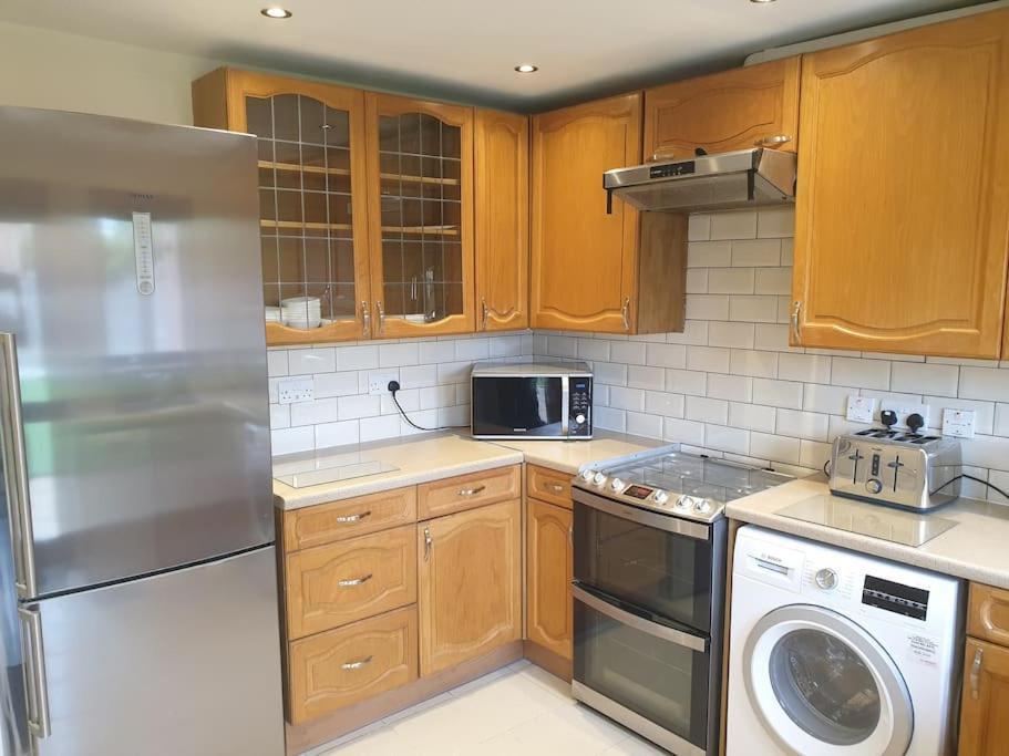 London Luxury 6 Bedroom Family House Sleeps 12 People Parking For 4 Cars Close To Tube. Chigwell Exterior photo