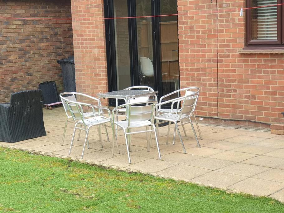 London Luxury 6 Bedroom Family House Sleeps 12 People Parking For 4 Cars Close To Tube. Chigwell Exterior photo