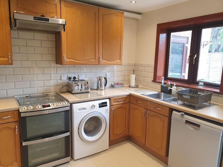 London Luxury 6 Bedroom Family House Sleeps 12 People Parking For 4 Cars Close To Tube. Chigwell Exterior photo