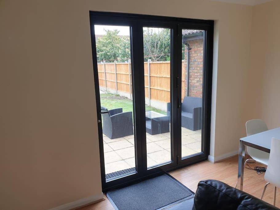 London Luxury 6 Bedroom Family House Sleeps 12 People Parking For 4 Cars Close To Tube. Chigwell Exterior photo