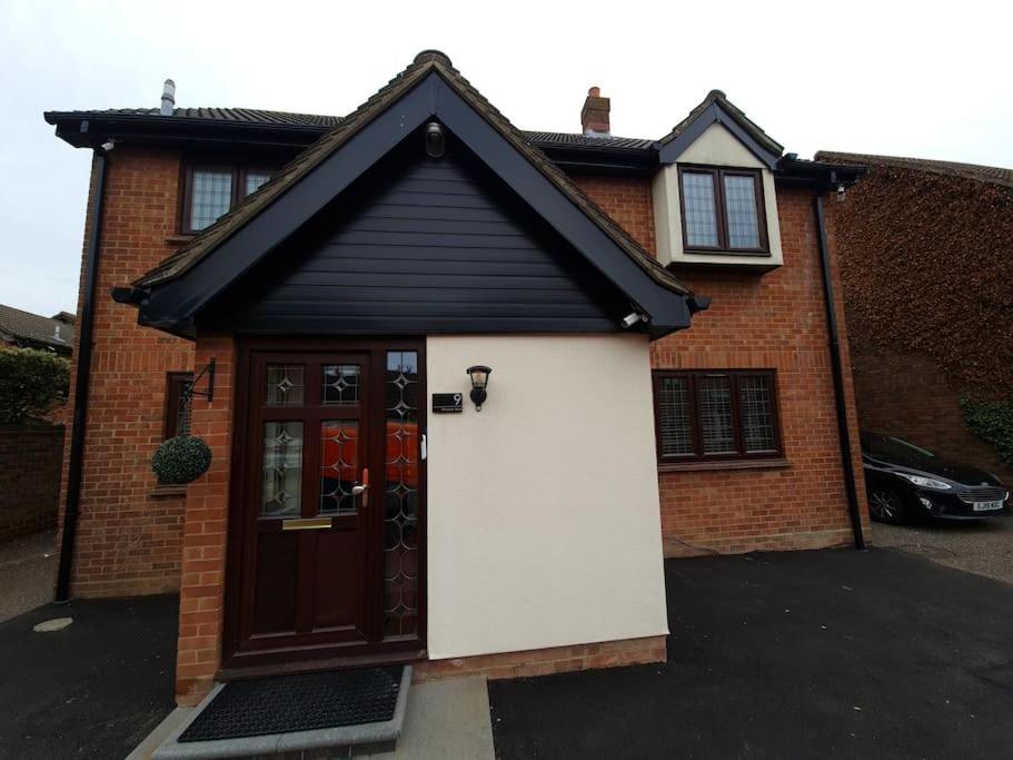 London Luxury 6 Bedroom Family House Sleeps 12 People Parking For 4 Cars Close To Tube. Chigwell Exterior photo