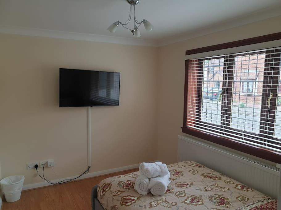 London Luxury 6 Bedroom Family House Sleeps 12 People Parking For 4 Cars Close To Tube. Chigwell Exterior photo