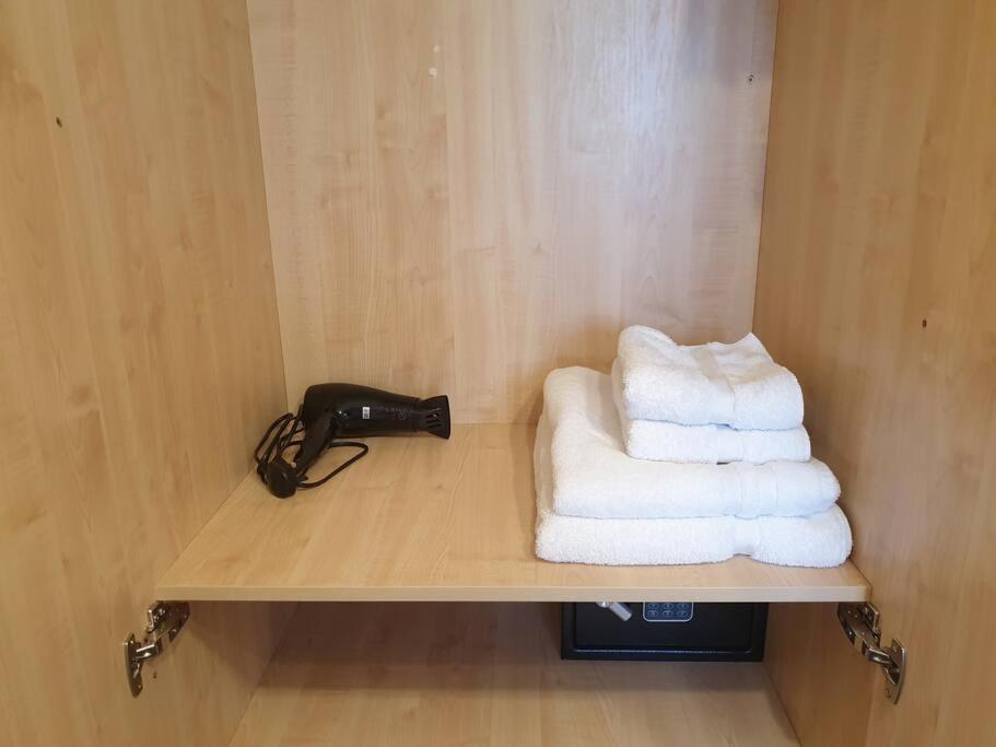 London Luxury 6 Bedroom Family House Sleeps 12 People Parking For 4 Cars Close To Tube. Chigwell Exterior photo