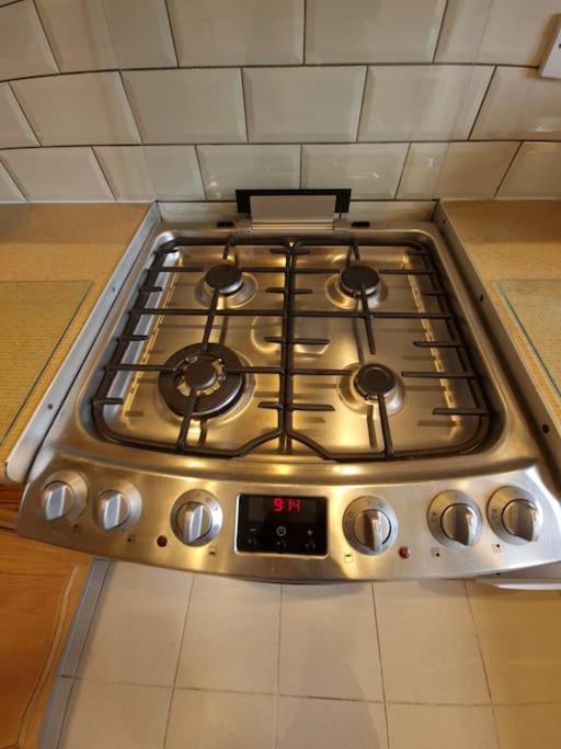 London Luxury 6 Bedroom Family House Sleeps 12 People Parking For 4 Cars Close To Tube. Chigwell Exterior photo