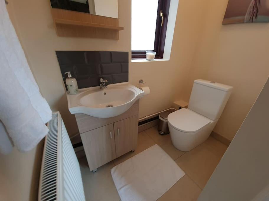 London Luxury 6 Bedroom Family House Sleeps 12 People Parking For 4 Cars Close To Tube. Chigwell Exterior photo