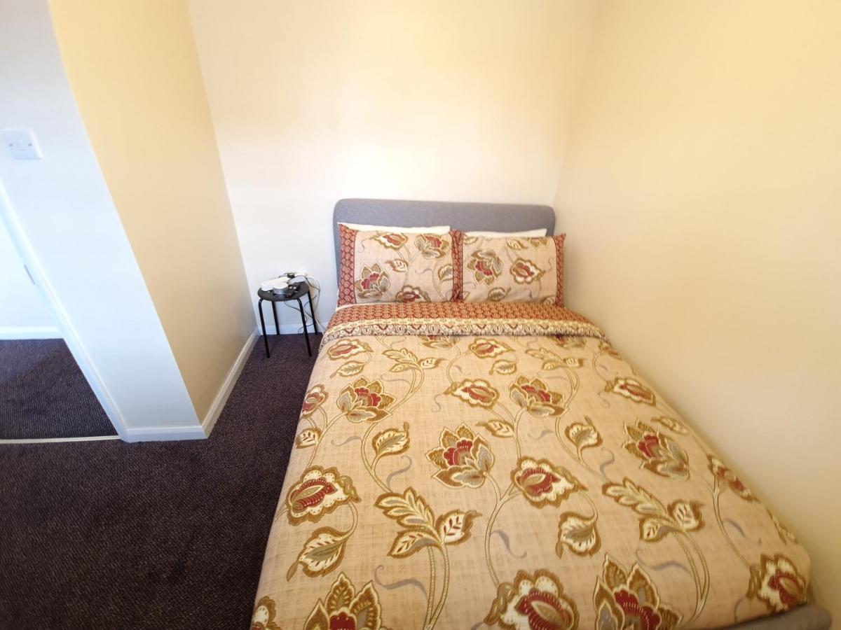London Luxury 6 Bedroom Family House Sleeps 12 People Parking For 4 Cars Close To Tube. Chigwell Exterior photo