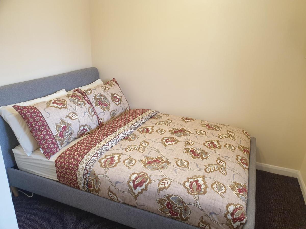 London Luxury 6 Bedroom Family House Sleeps 12 People Parking For 4 Cars Close To Tube. Chigwell Exterior photo