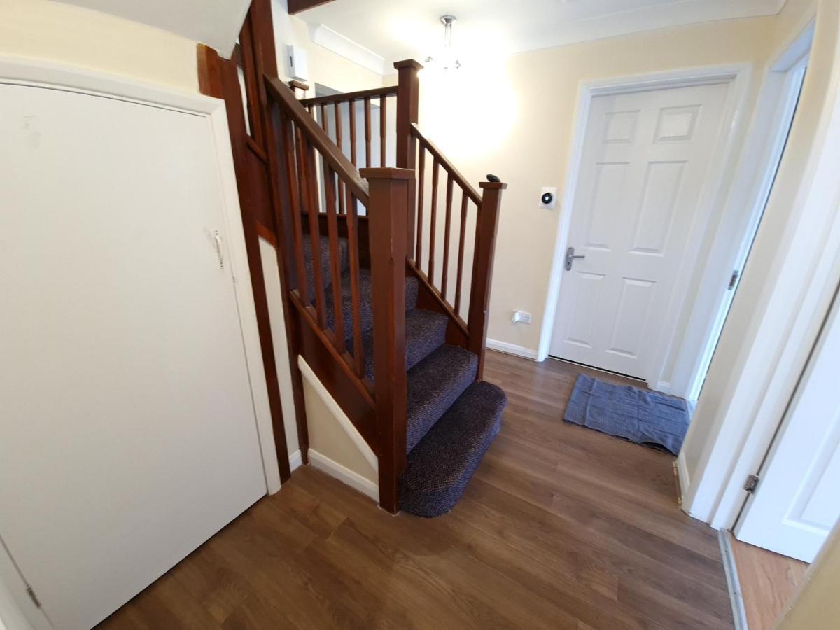 London Luxury 6 Bedroom Family House Sleeps 12 People Parking For 4 Cars Close To Tube. Chigwell Exterior photo