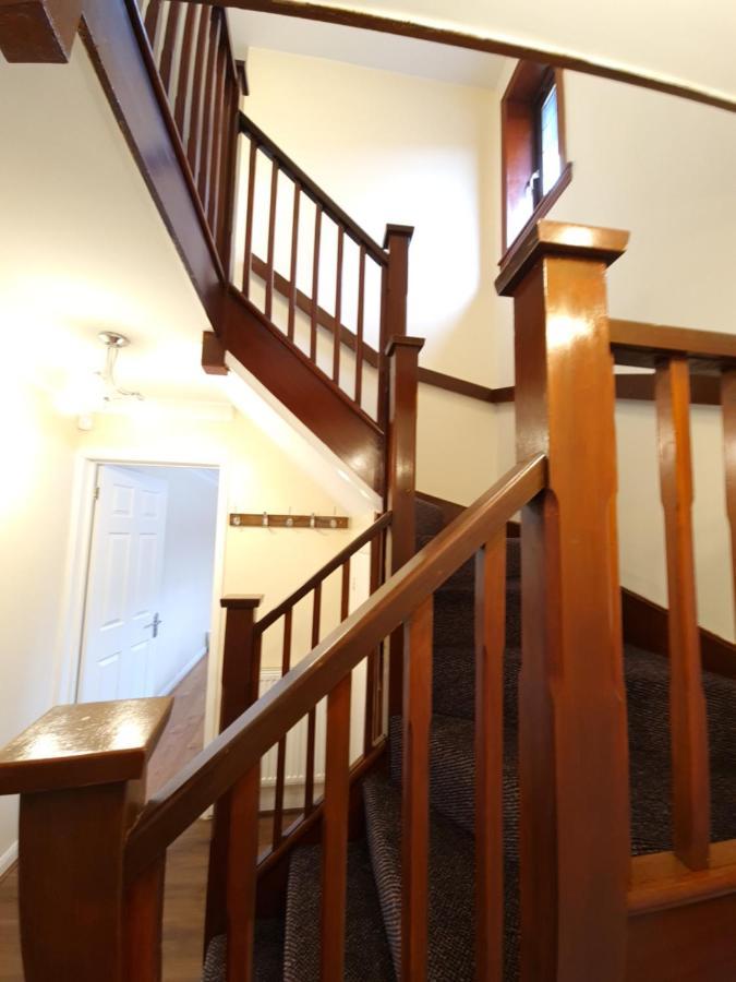 London Luxury 6 Bedroom Family House Sleeps 12 People Parking For 4 Cars Close To Tube. Chigwell Exterior photo