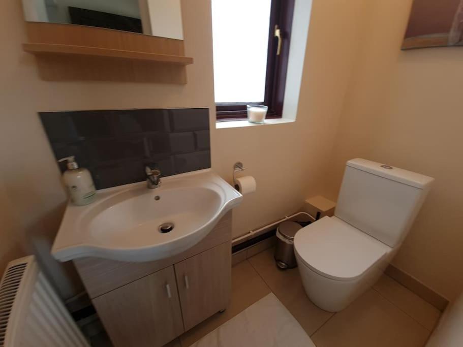 London Luxury 6 Bedroom Family House Sleeps 12 People Parking For 4 Cars Close To Tube. Chigwell Exterior photo